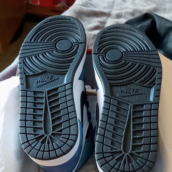 Sneakers - Picture 2 of 6